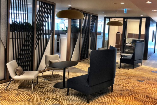 accor-image-5 Different chairs at small tables in a foyer